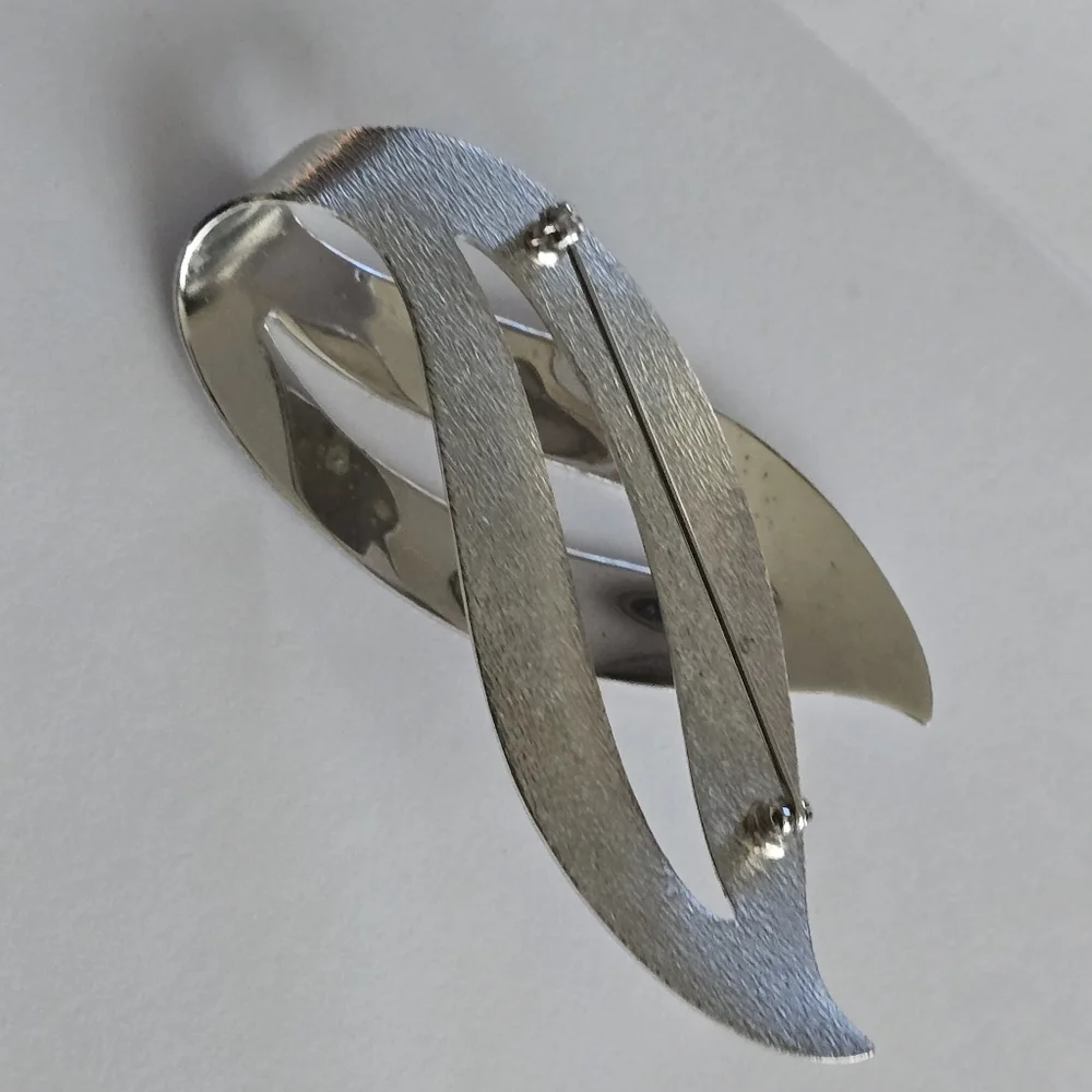 Vintage Sarah Coventry brooch silver pin crossover